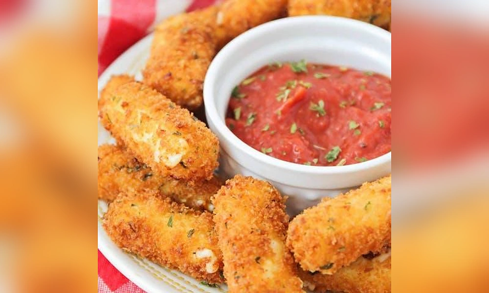 Peeacelily | Olive Garden: A Guide to the Menu, Dining, and Ordering Crispy fried mozzarella cheese sticks served with a side bowl of marinara sauce